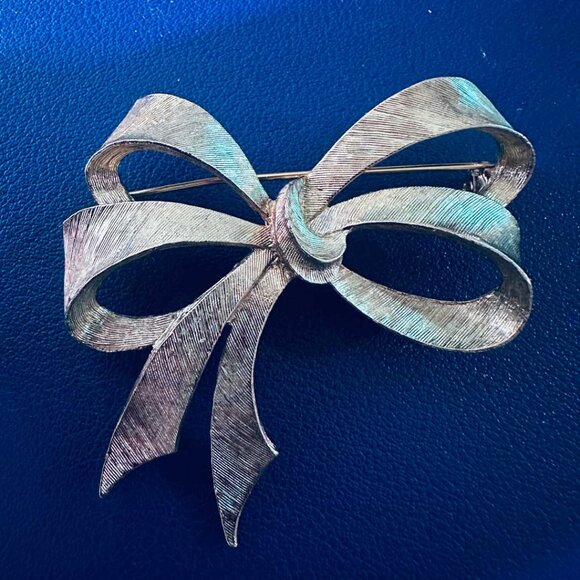 VINTAGE Signed Sarah Coventry 2" Gold Tone Holiday Bow Ribbon Brooch Pin - Picture 3 of 5